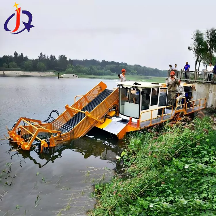 Barca tagliatrice di giacinti e lenticchie d'acqua
